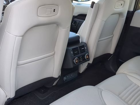 Used 2025 Land Rover Discovery S image 18