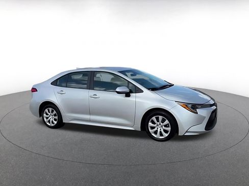 Used 2025 Toyota Corolla LE image 2