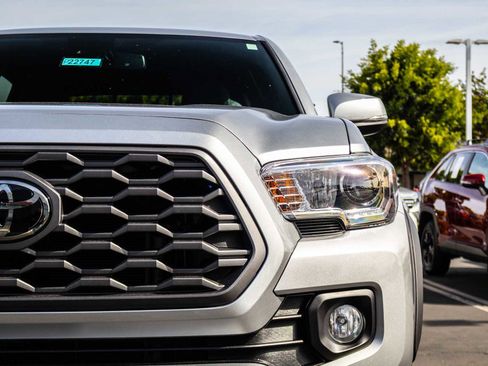 Certified 2023 Toyota Tacoma TRD Off-Road w/ Black Out Package (TMS) AWD/4WD image 4