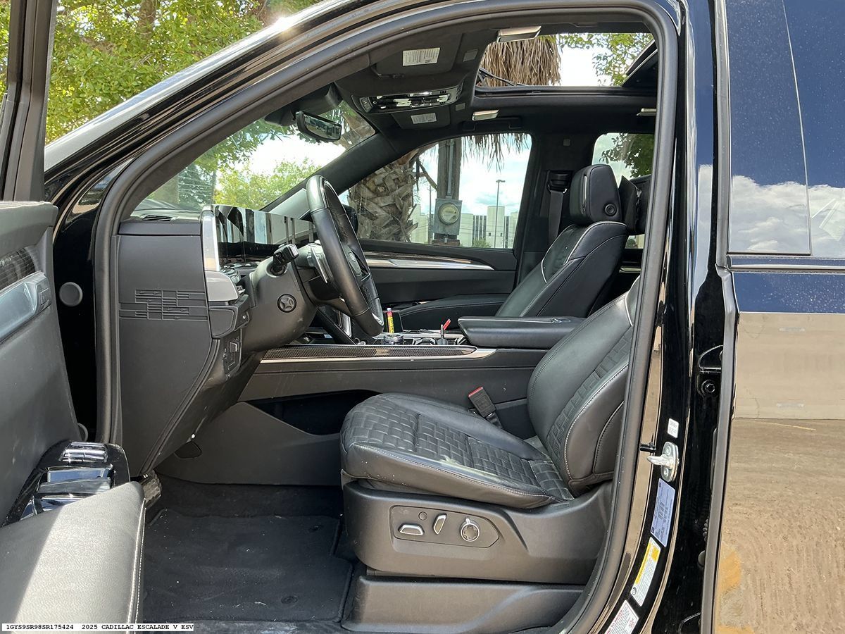 Used 2025 Cadillac Escalade ESV V AWD/4WD image 8