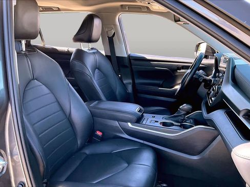 Used 2021 Toyota Highlander XLE FWD image 8