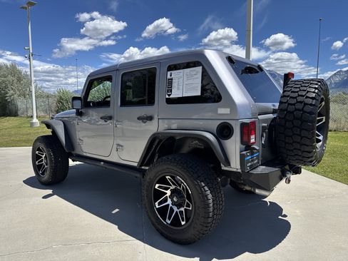 Used 2018 Jeep Wrangler Unlimited Rubicon w/ Connectivity Group AWD/4WD image 3