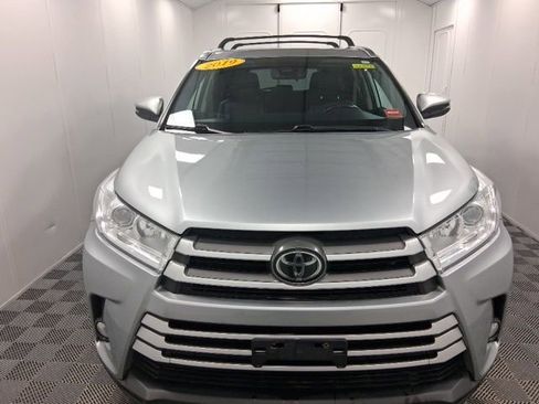 Used 2019 Toyota Highlander XLE w/ Carpet Mat Package (TMS) AWD/4WD image 2