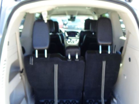 Certified 2024 Chrysler Pacifica Touring-L FWD image 11