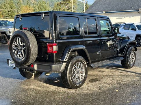 Used 2024 Jeep Wrangler Sahara image 6