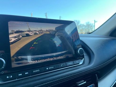 Used 2022 Nissan Rogue SV image 2