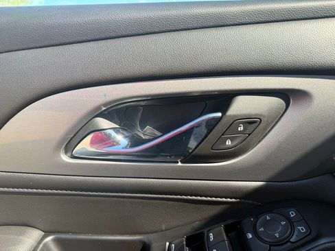 Used 2023 Chevrolet Traverse LT image 29