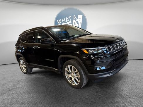 Used 2024 Jeep Compass Latitude w/ Sun and Sound Group AWD/4WD image 1