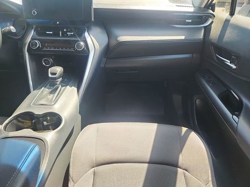 Used 2023 Toyota Venza LE AWD/4WD image 10