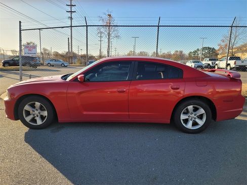 Used 2012 Dodge Charger SE image 4