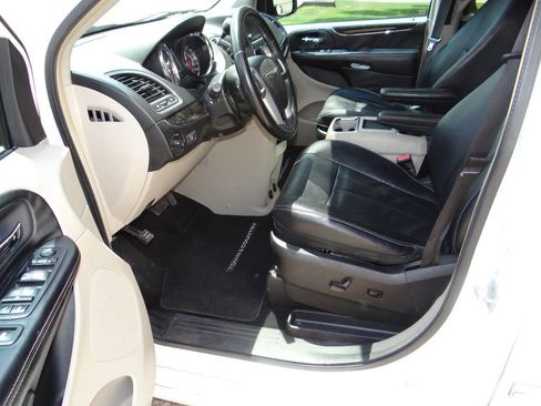 Used 2014 Chrysler Town & Country Touring image 10