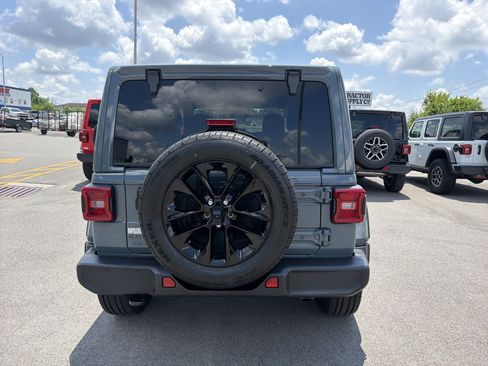 Used 2025 Jeep Wrangler Unlimited Sahara AWD/4WD image 7
