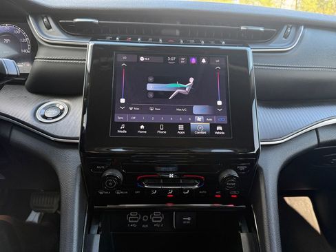 Used 2023 Jeep Grand Cherokee Laredo image 24