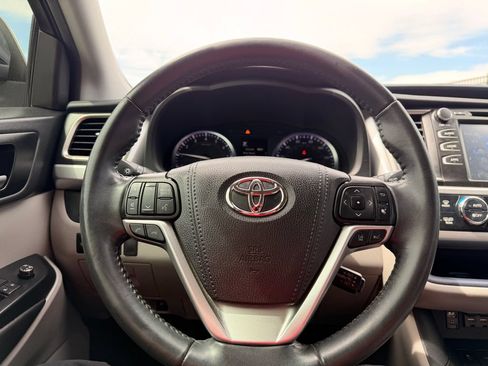 Used 2019 Toyota Highlander XLE AWD/4WD image 25