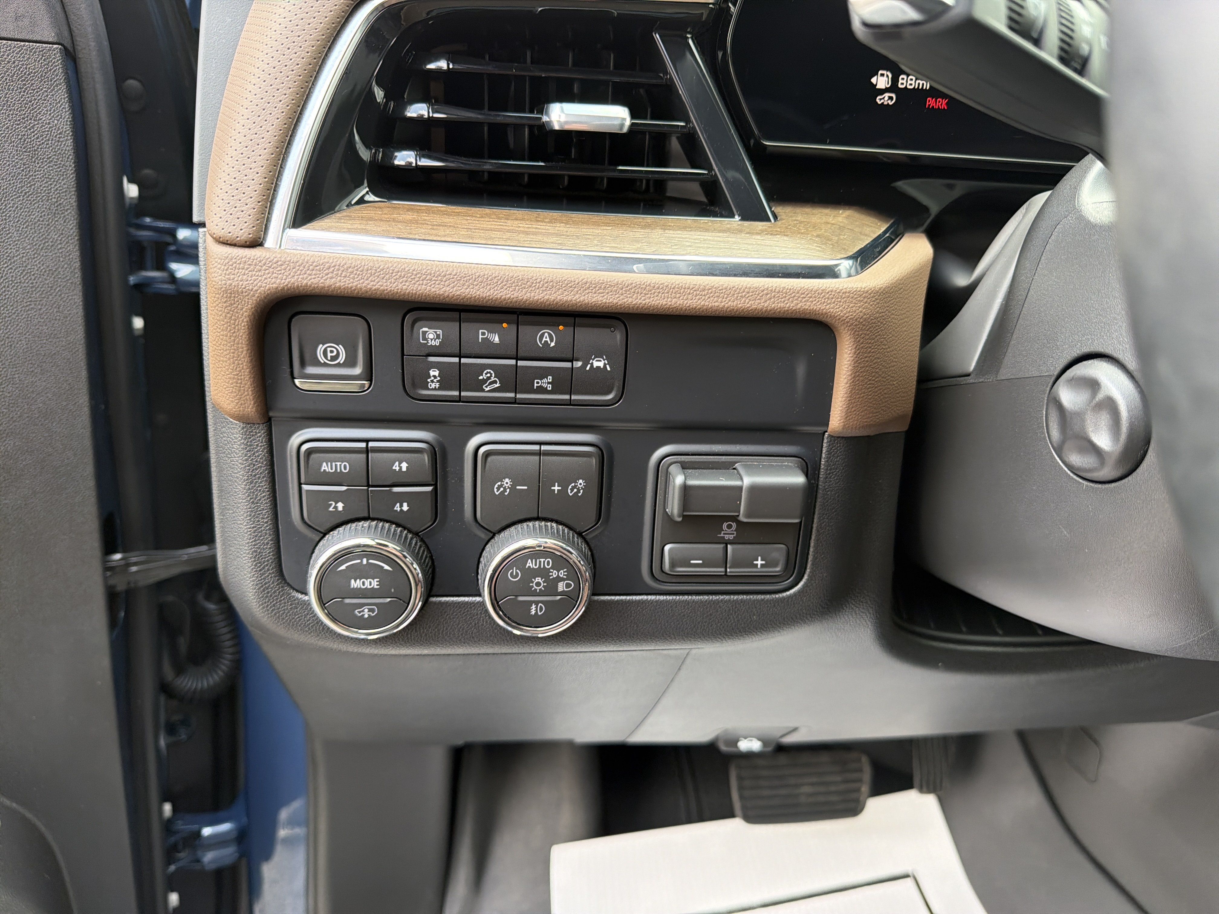 Used 2026 Chevrolet Tahoe High Country AWD/4WD image 18