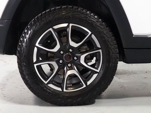 Used 2025 Jeep Compass Trailhawk AWD/4WD image 40