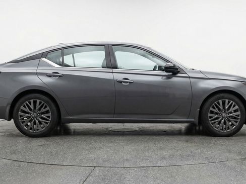 Used 2025 Nissan Altima 2.5 SV FWD image 11