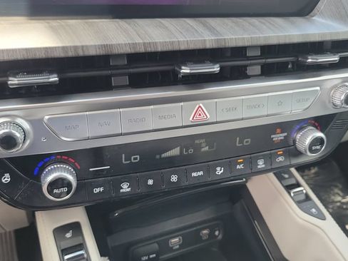 Used 2025 Kia Telluride EX w/ EX Captain's Chair Package AWD/4WD image 18
