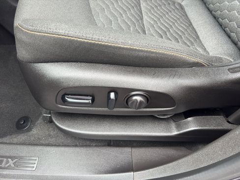 Used 2018 Chevrolet Equinox LT FWD image 15