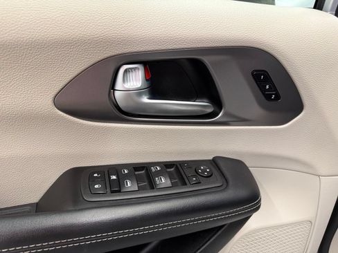 Used 2023 Chrysler Pacifica Touring-L FWD image 10