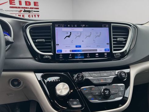 Used 2023 Chrysler Pacifica Touring-L FWD image 22