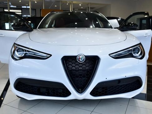 Used 2022 Alfa Romeo Stelvio Veloce AWD/4WD image 2