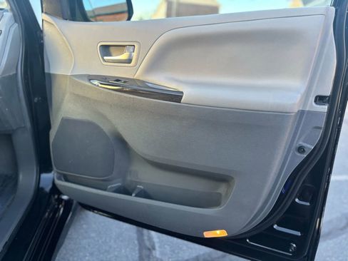 Used 2018 Toyota Sienna XLE image 23