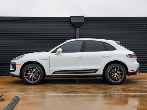 Certified 2023 Porsche Macan image 2