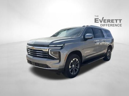 New 2026 Chevrolet Suburban LT image 3
