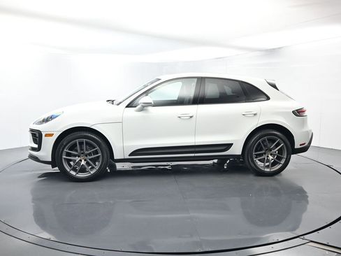 Certified 2025 Porsche Macan AWD/4WD image 2