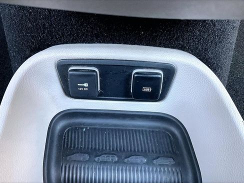 Used 2019 Chrysler Pacifica Touring-L image 32