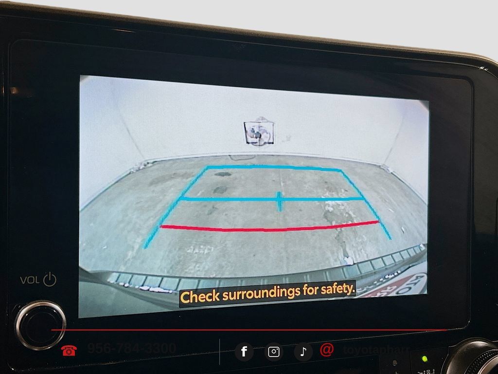 Used 2025 Toyota Highlander XLE FWD image 12