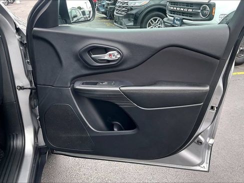 Used 2017 Jeep Cherokee Latitude w/ Safety/Convenience Group FWD image 23