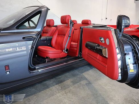 Used 2017 Rolls-Royce Phantom Drophead Coupe RWD image 14