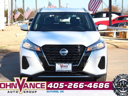 Used 2022 Nissan Kicks SV image 2