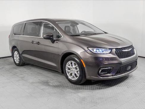 Used 2023 Chrysler Pacifica Touring-L image 11