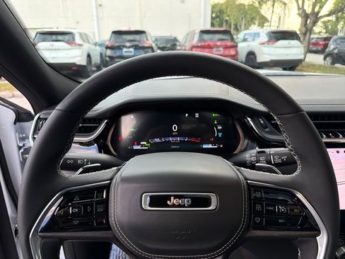 Used 2023 Jeep Grand Cherokee Overland AWD/4WD image 22