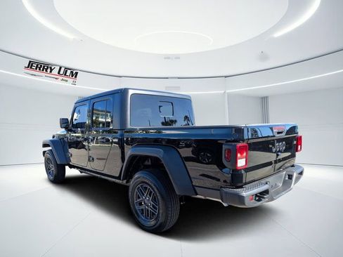 New 2025 Jeep Gladiator Sport image 5