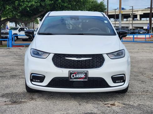 Used 2025 Chrysler Pacifica Select FWD image 2