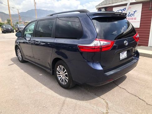 Used 2020 Toyota Sienna XLE w/ XLE Navigation Package FWD image 3