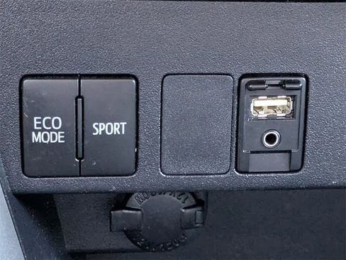 Used 2018 Toyota RAV4 LE image 22