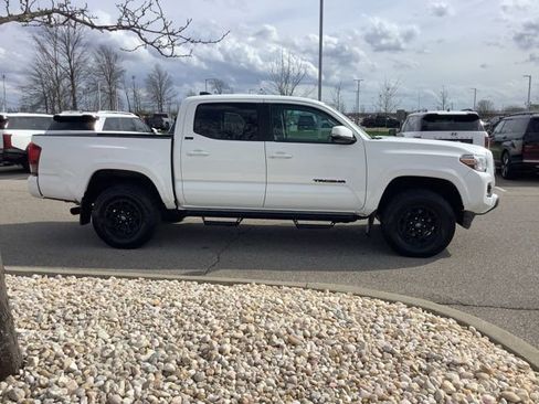 Used 2021 Toyota Tacoma SR5 w/ Technology Package AWD/4WD image 4