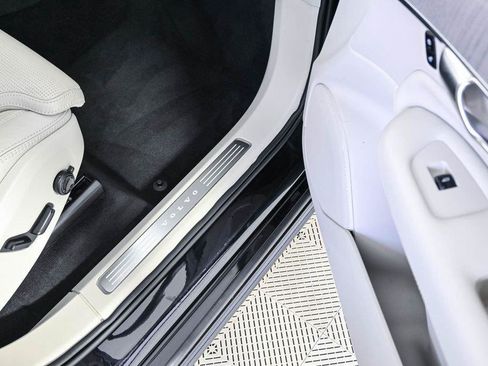 Certified 2025 Volvo XC90 T8 Ultra w/ Protection Package Premier AWD/4WD image 28