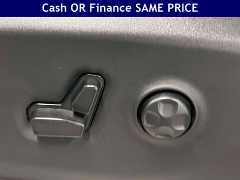 Used 2024 Chrysler Pacifica Limited FWD image 19