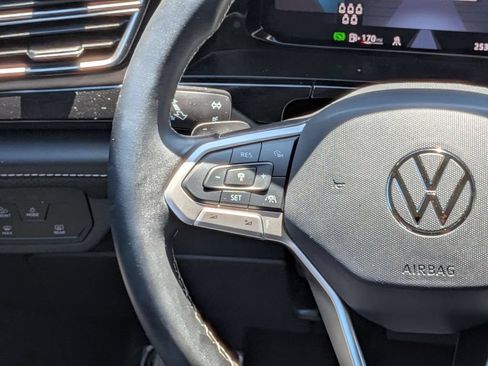 Used 2025 Volkswagen Atlas SE AWD/4WD image 17