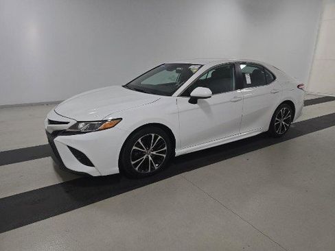 Used 2020 Toyota Camry SE image 1