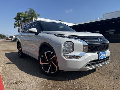 Used 2023 Mitsubishi Outlander SEL image 1