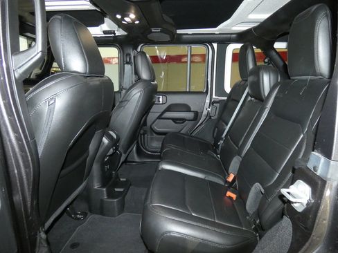 Used 2022 Jeep Wrangler Unlimited Sahara image 23