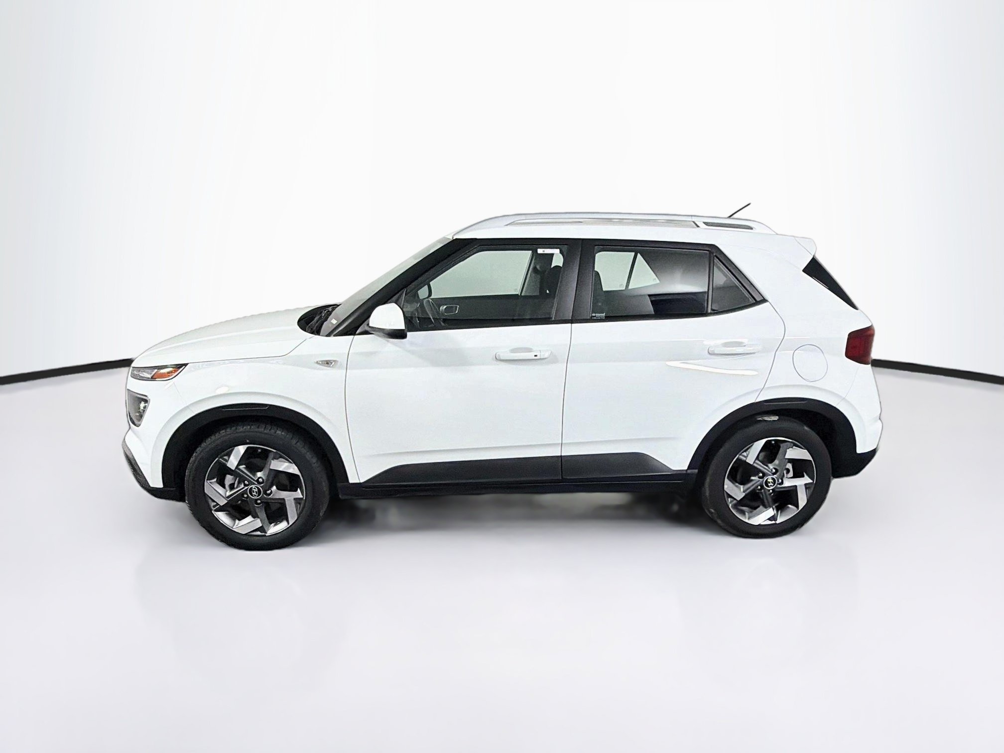 Used 2025 Hyundai Venue SEL FWD image 4