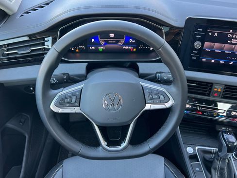 Certified 2025 Volkswagen Jetta SE w/ Sunroof Package image 14